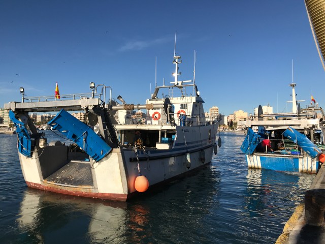 2_Fischerboot moving out.JPG