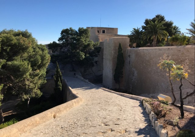 6_Alicante_Castillo de Sta Barbara inside.jpg