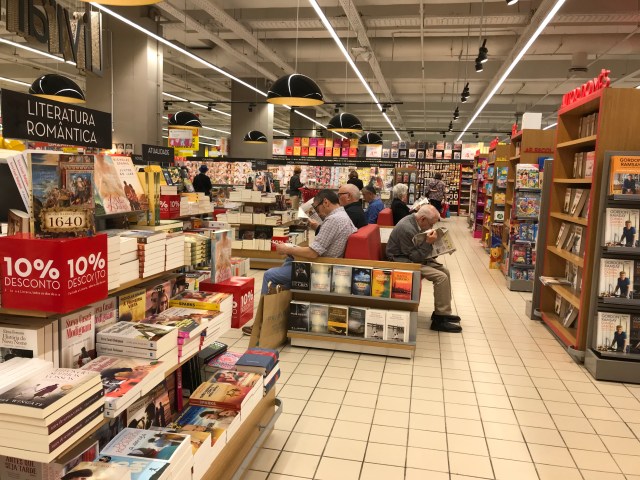 Heftli lesen im Supermarkt 2JPG.JPG