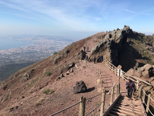 14_Vesuv Krater walk